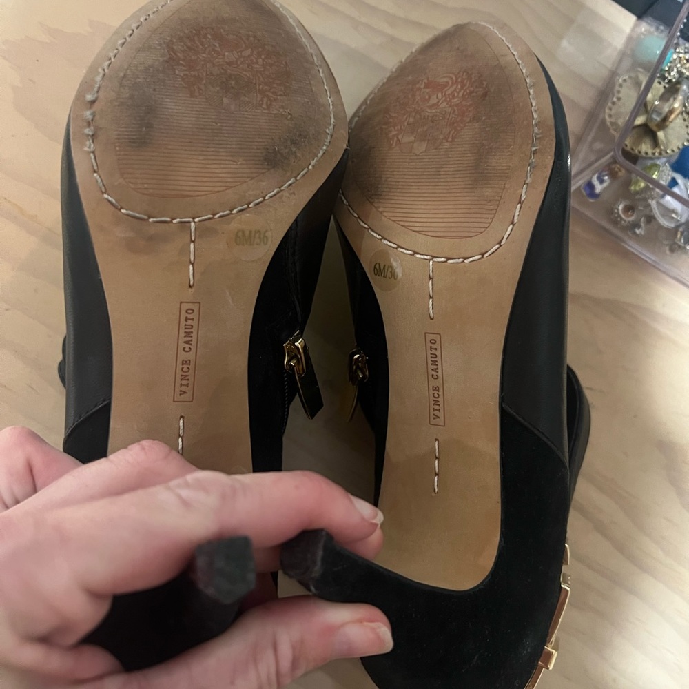 Black suede women’s Vince Camuto black booties - Picture 4 of 7